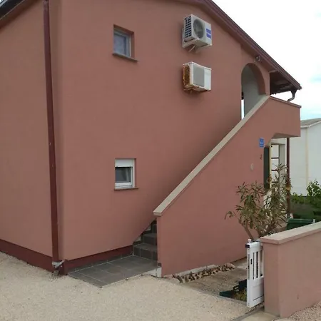 Tomek Apartment Vir
