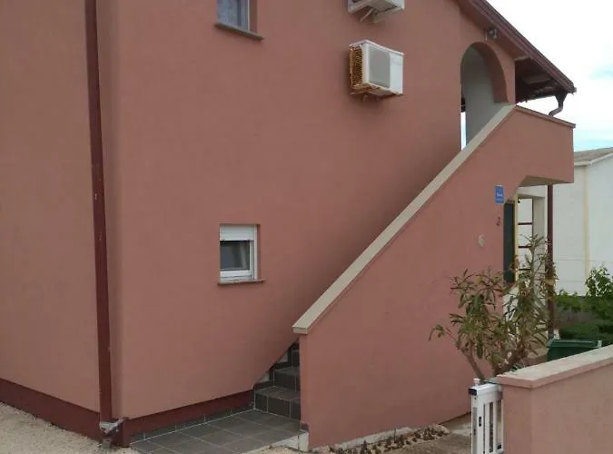 Tomek Apartment Vir